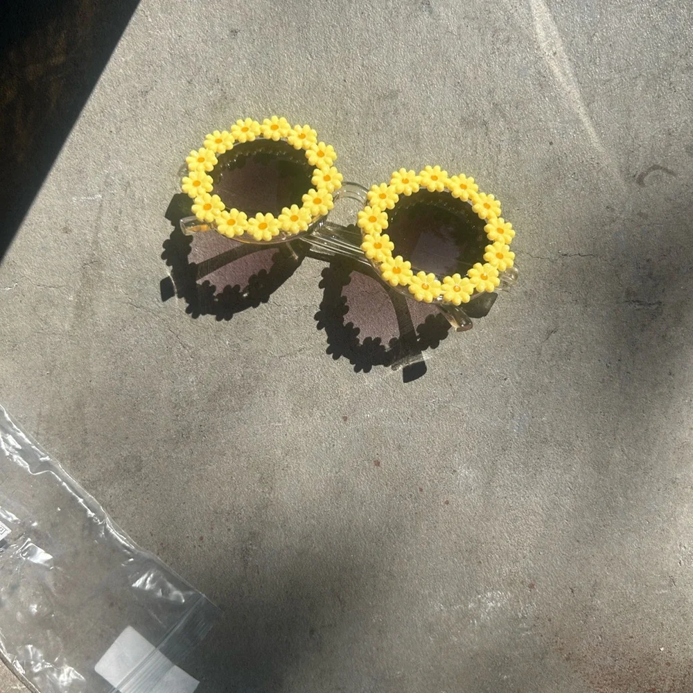 Yellow Daisy Round Sunglasses